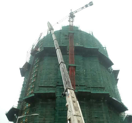 陆良吊车在工地上作业